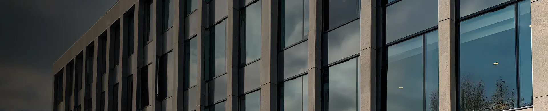 Prédio comercial com vidraria com película refletiva