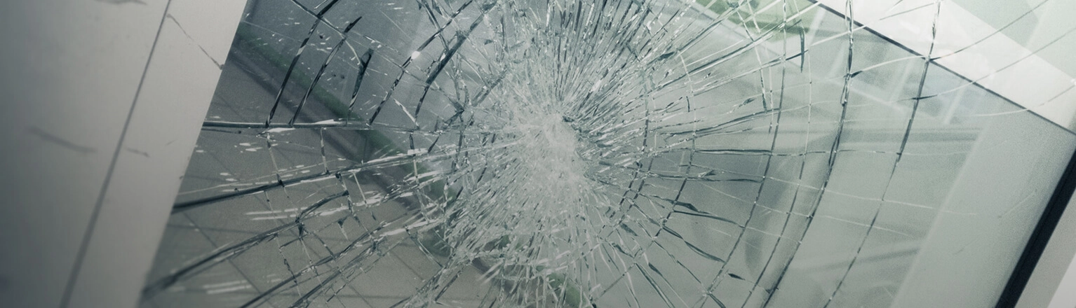 Imagem ilustrativa carro com o vidro quebrado