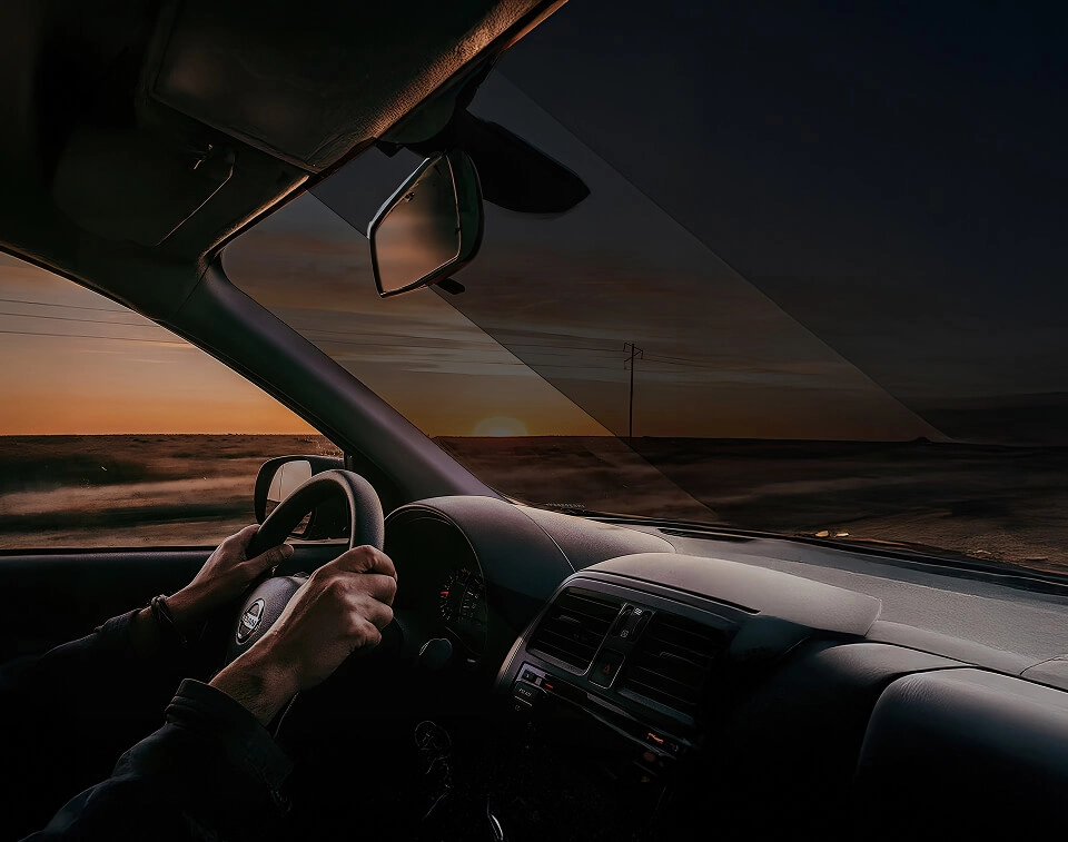 Duas mãos no volante carro nissan
