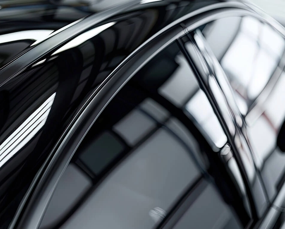 Carro preto com janelas fechadas