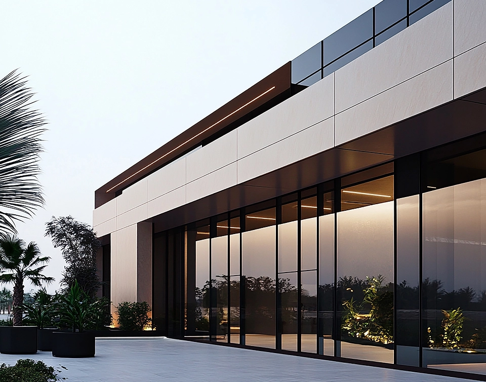 Residência de alto padrão com grandes janelas de vidro