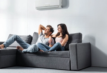 Um homem e uma mulher sentados em um sofá