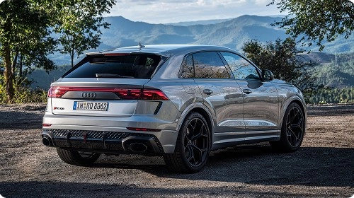 Carro de luxo cinza nas montanhas