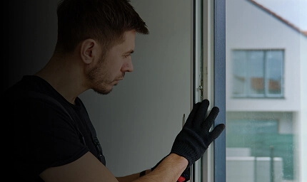 IMAGEM ILUSTRATIVA - HOMEM ANALISANDO MOLDURA DE VIDRO