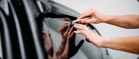 IMAGEM ILUSTRATIVA - PELÍCULA DE VIDRO DE CARRO SENDO LAMINADA