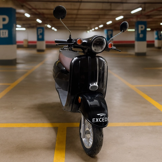 imagem ilustrativa de Scooter Elétrica próximo a um estacinamento