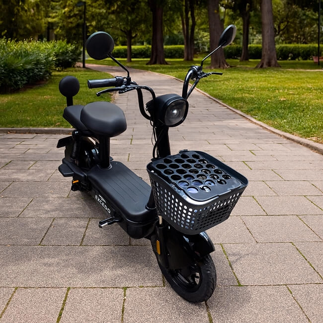 imagem ilustrativa de Scooter Elétrica virada para lado direito