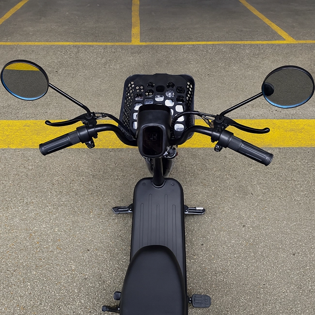 imagem ilustrativa de Scooter Elétrica próximo a um estacinamento