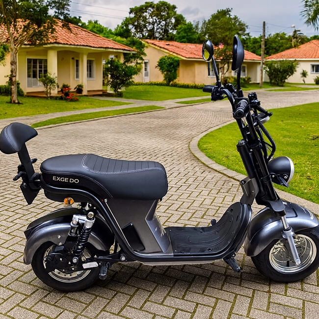 imagem ilustrativa de Scooter Elétrica virada para lado direito