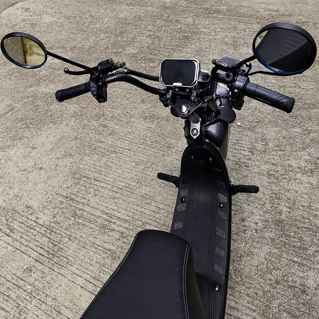 imagem ilustrativa de Scooter Elétrica próximo a um estacinamento
