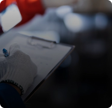 Homem segurando uma prancheta