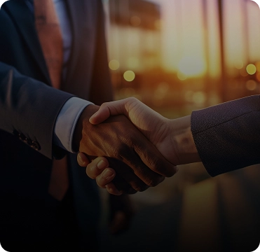 Homens dando um aperto de mão