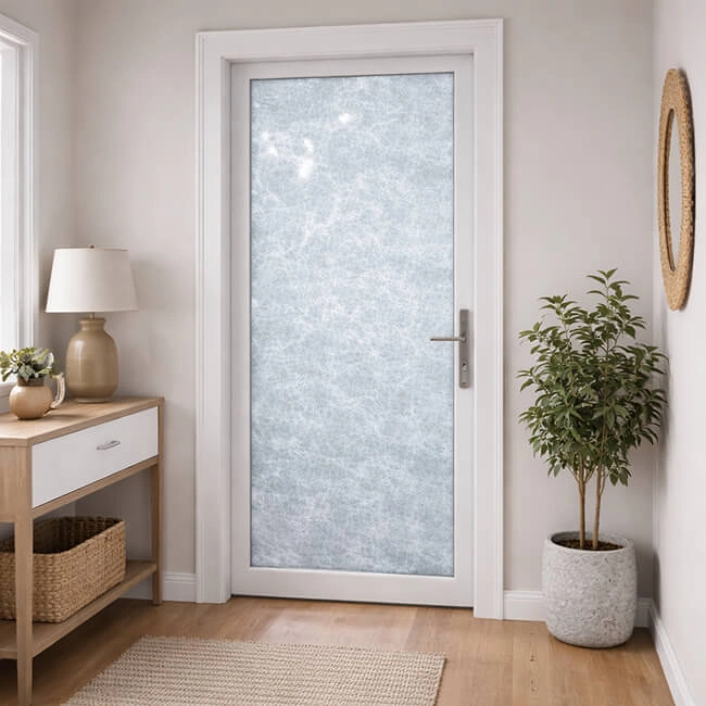 Imagem Ilustrativa da Película Decorativa na Porta de uma Casa