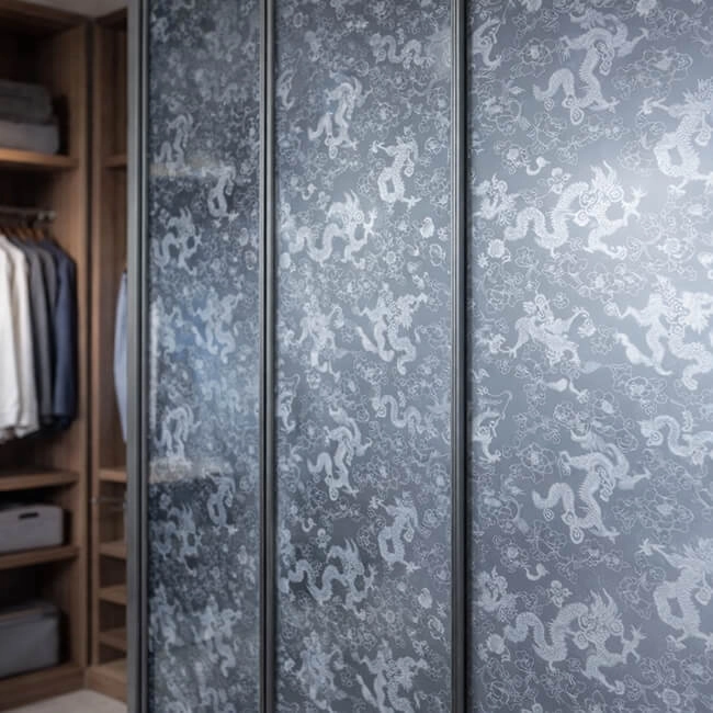 imagem ilustrativa pelicula no closet