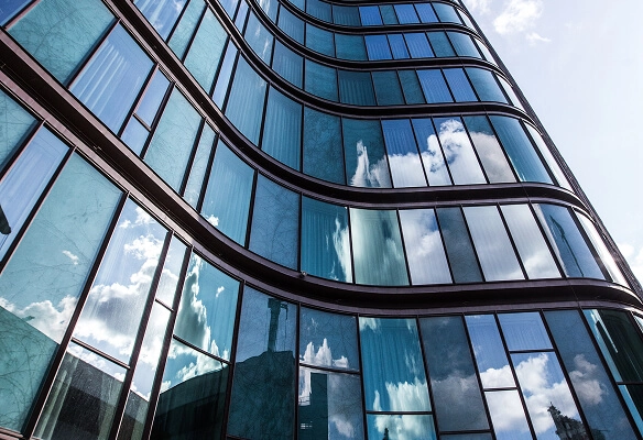 Imagem de dois prédios espelhados