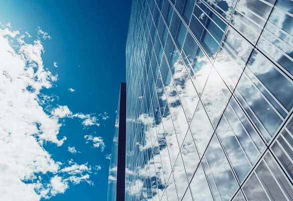 Imagem de um prédio espelhado