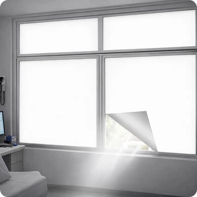 imagem ilustrativa de uma janela adesivada