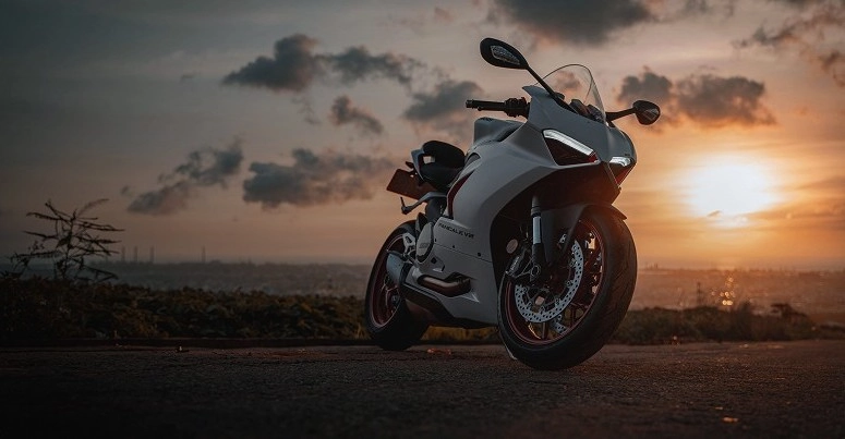 Moto estacionada para direita com o pôr do sol