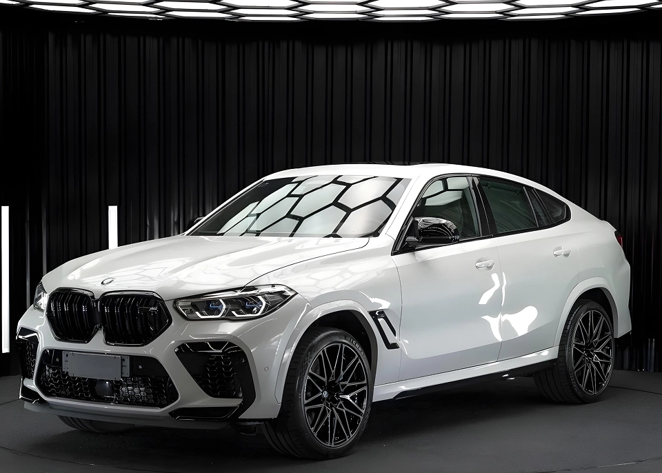 Carro BMW branco estacionado para esquerda