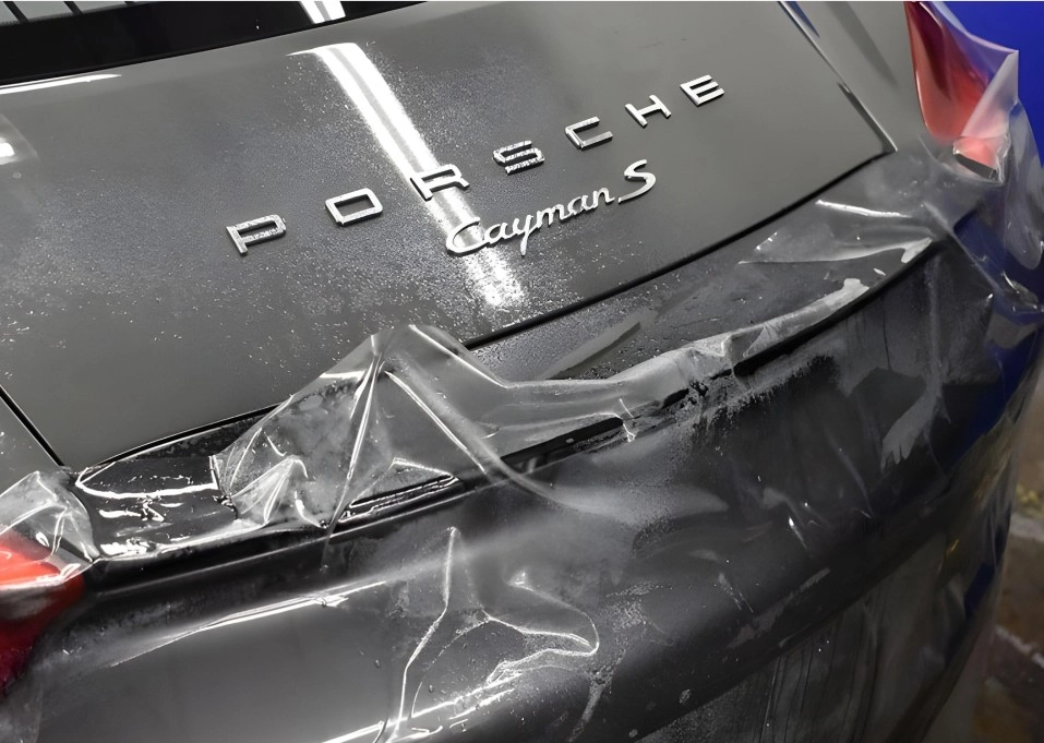 Carro porsche com traseira amassada